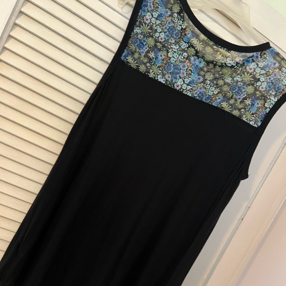 Cute, sleeveless top. Can be worn to work or going out. Size L